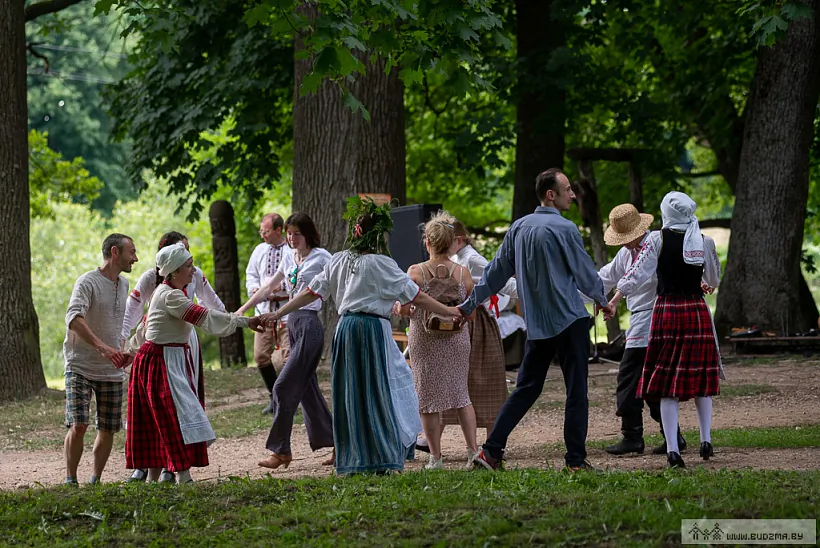 Беларусы водзяць карагод на Купалле