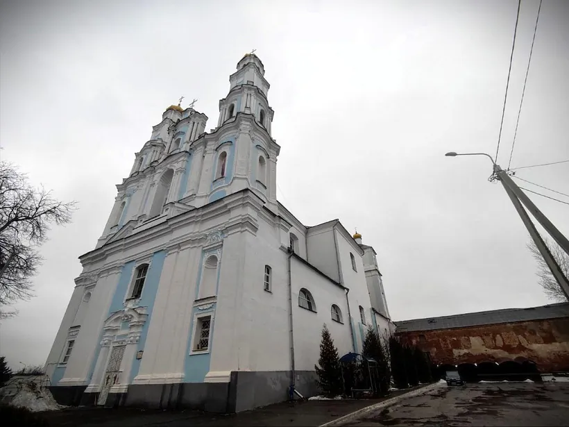 Byly karmielicki kasciol i reštki kliaštara ŭ Hlybokim