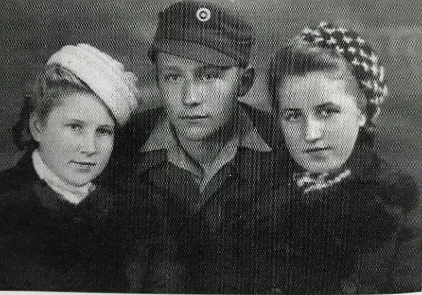 Siarhiej Viĺčycki z siabroŭkami, Baranavičy, 1943 Siarhiej Viĺčycki z siabroŭkami, Baranavičy, 1943