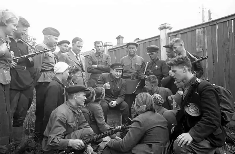 Pancielajmon Panamarenka sustrakajecca z biełaruskimi partyzanami ŭ Maskvie, 1942 hod