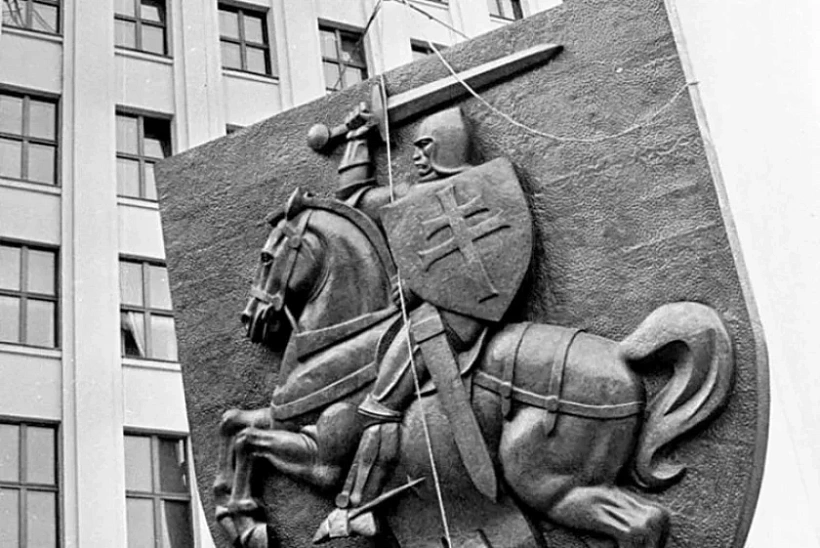 Praces demantažu hierba «Pahonia» z budynka Doma ŭrada