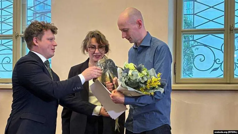 Eduard Paĺčys atrymlivaje za Andžeja Pačobuta premiju Ježy Hiedrojcia