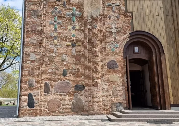 Raskrapavanaja trochstupieńčataja piliastra, centraĺny vystup jakoj maje skruhlienuju formu, na haloŭnym fasadzie Kaložskaj carkvy ŭ Hrodnie