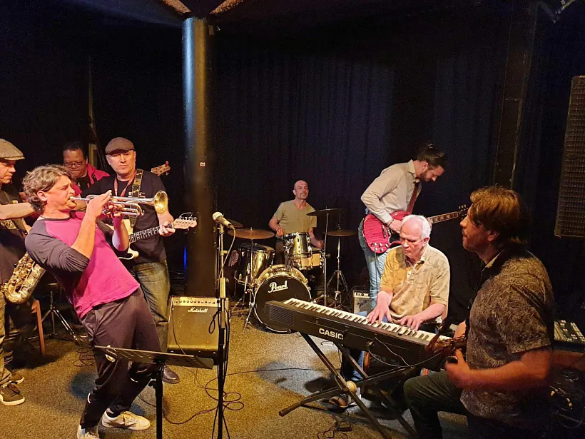 «Blues Makers» čas ad času arhanizujuć krutyja džem-sejšny, dzie ŭdzieĺničajuć znakamityja muzykanty z usiaho svietu