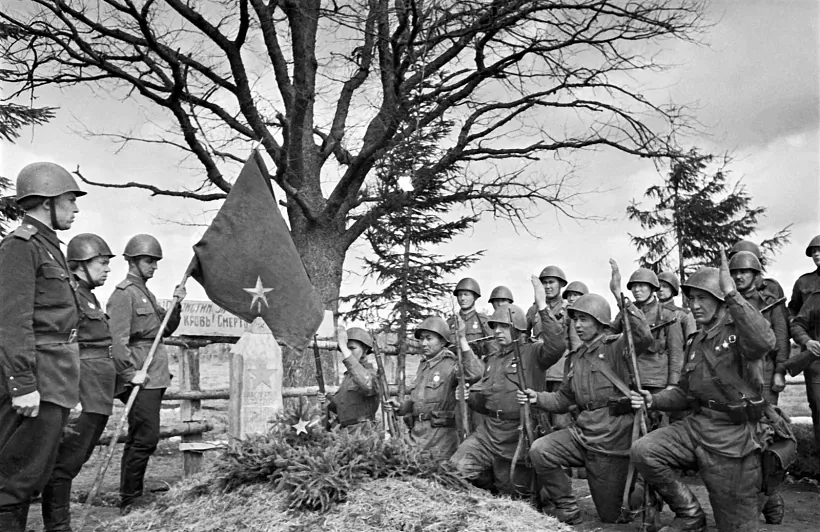Савецкія_снайпера_даюць_клятву_на_магіле_забітага_камандзіра.jpg