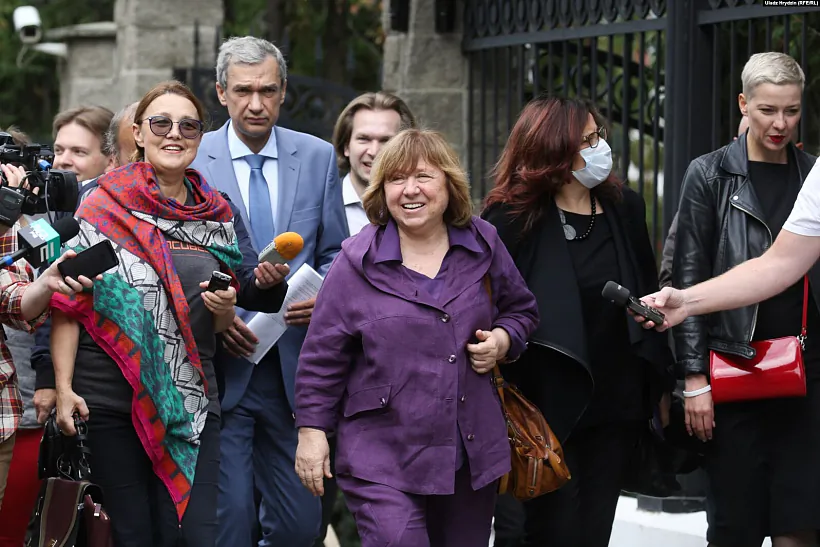 Сьвятлана Алексіевіч пасьля наведваньня Сьледчага камітэту, 26 жніўня 2020 Сьвятлана Алексіевіч пасьля наведваньня Сьледчага камітэту, 26 жніўня 2020