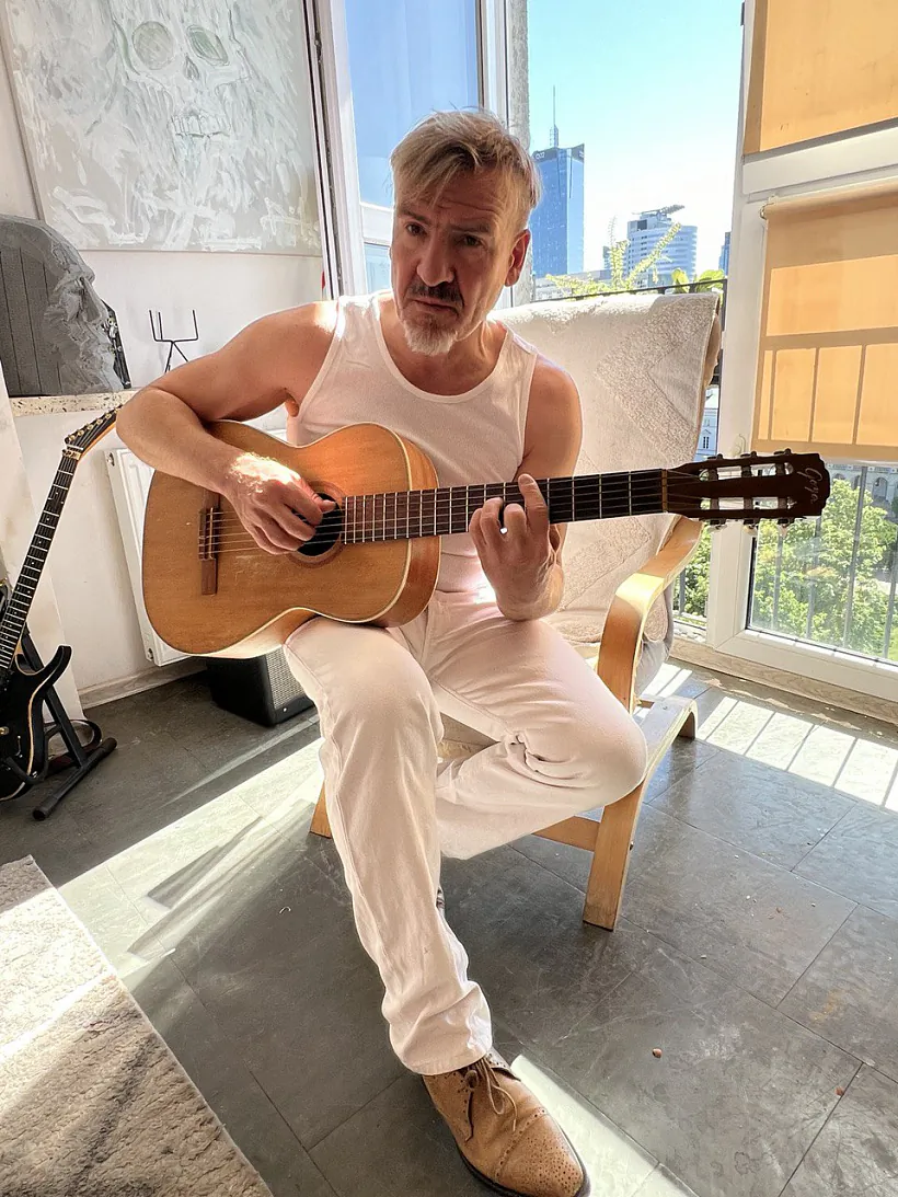 Піт Паўлаў: «Не люблю пісаць звышактуальныя песні, але пра гэты стан хочацца сказаць» Піт Паўлаў: «Не люблю пісаць звышактуальныя песні, але пра гэты стан хочацца сказаць»