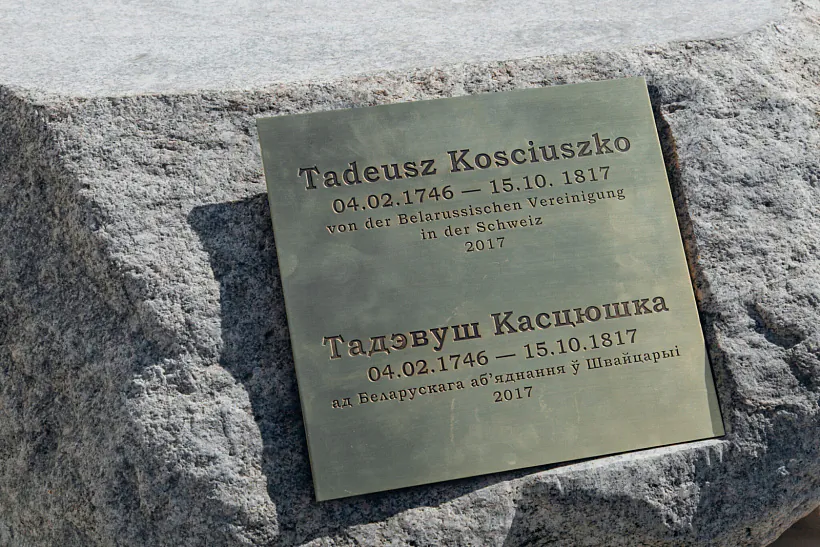Padmurak z bielaruskaha valuna i novaja miemaryjaĺnaja tablička dlia pomnika Tadevušu Kasciušku ŭ šviejcarskim Zalaturnie