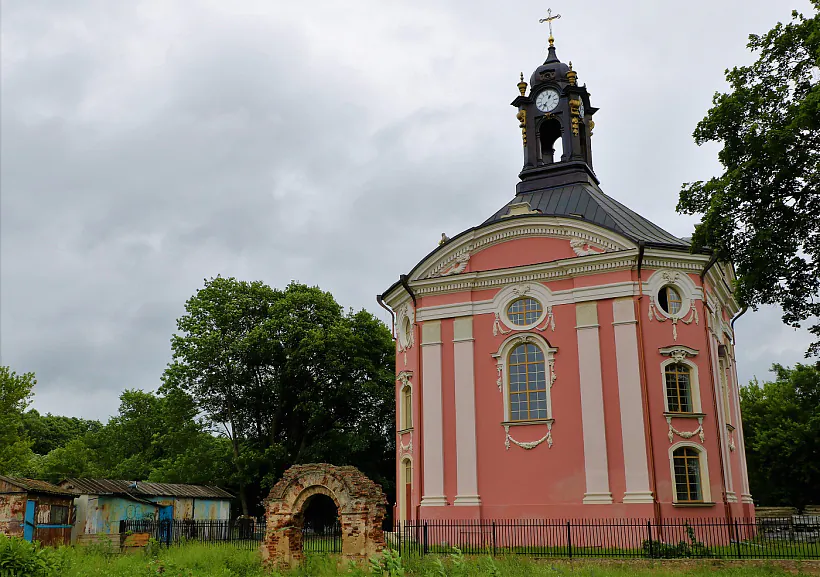 адноўлены храм, дзе быў пахаваны Панятоўскі.jpg