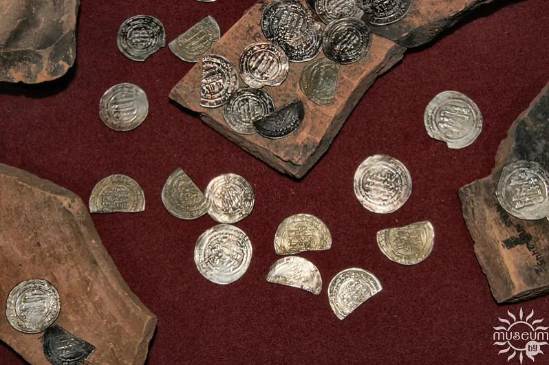 Дырхемы, знойдзеныя пад Полацкам.jpg Дырхемы, знойдзеныя пад Полацкам.jpg