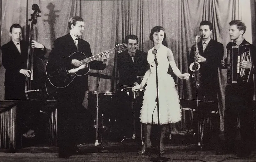 Галіна Кострыца ўжо разам з інструментальным ансамблем пад кіраўніцтвам мульціінструменталіста і кампазітара Юрыя Антонава (крайні справа) у сярэдзіне 1960-х, Мінск