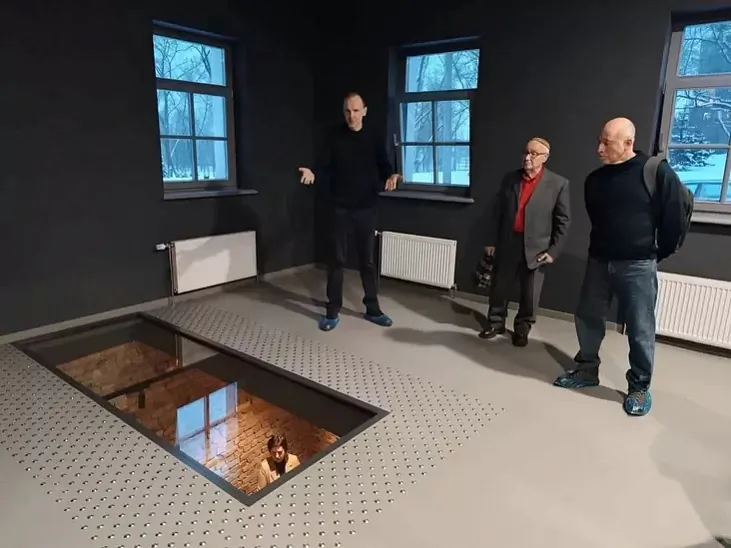 Akno ŭ padłozie ŭ «malinu», dzie chavalisia jaŭrei z Minskaha hieta