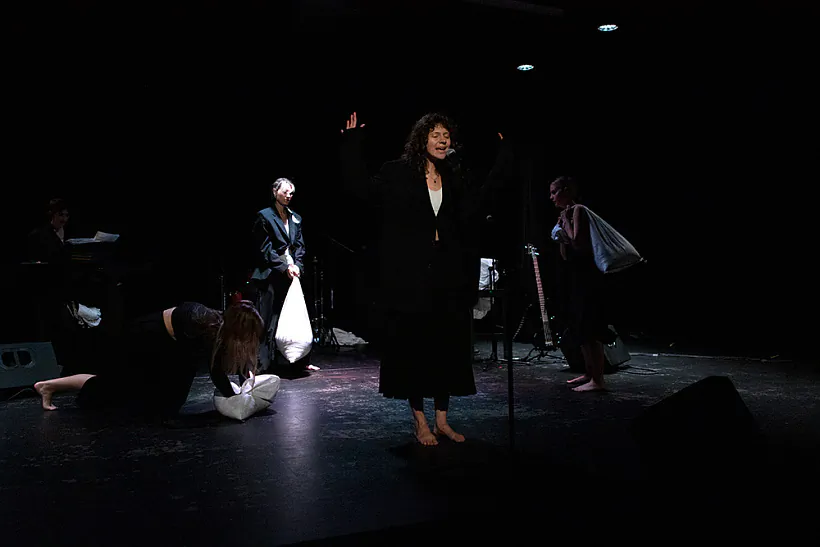 02-scena-sa-spiektaklia.jpg Сцэна з спектакля «Выйду з лесу, выцягну хрыбет, і ён будзе мне замест мяча».