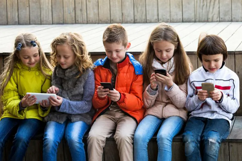 Dzieci i mabiĺnyja teliefony Dzieci i mabiĺnyja teliefony