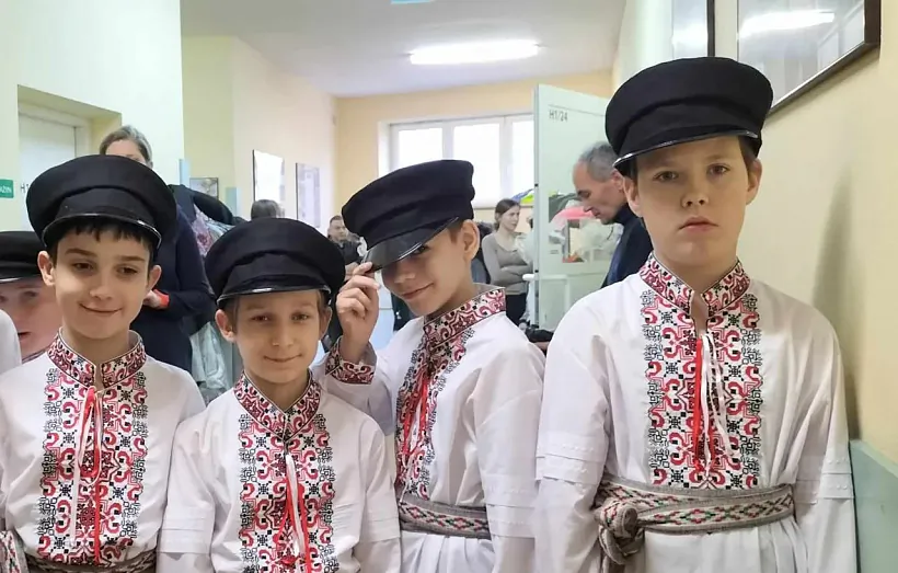 Танцоры ансамбля «Падляшскі вянок». Фота са старонкі АБ-БА ў Фэйсбуку Беларуская мова ў беластоку, Аб'яднанне бацькоў