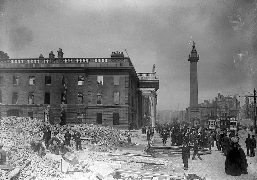 The_shell_of_the_G.P.O._on_Sackville_Street_after_the_Easter_Rising_(6937669789).jpg