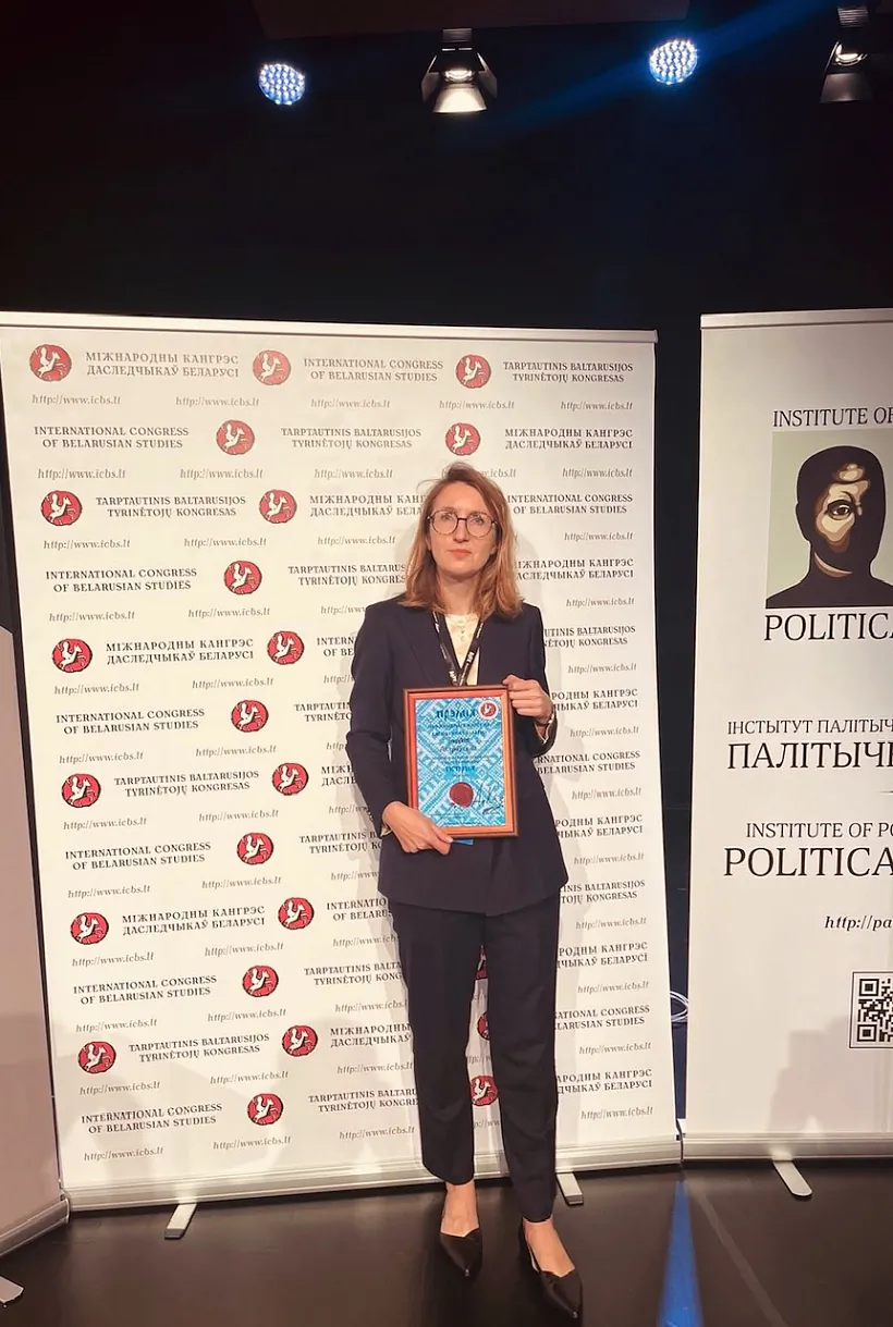 З дыпломам пасля ўручэння Прэміі Міжнароднага Кангрэса Даследчыкаў Беларусі.jpg З дыпломам пасля ўручэння Прэміі Міжнароднага Кангрэса Даследчыкаў Беларусі.jpg