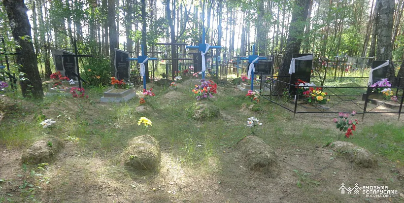 Prybranyja mahilki napiaredadni Radaŭnicy ŭ vioscy Cierachoŭka Slaŭharadskaha rajona