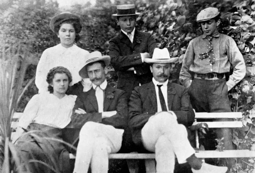 Sofja Fiedarovič (siadzić zlieva) u majontku Barok, zdymak prykladna druhoj palovy 1900-ch