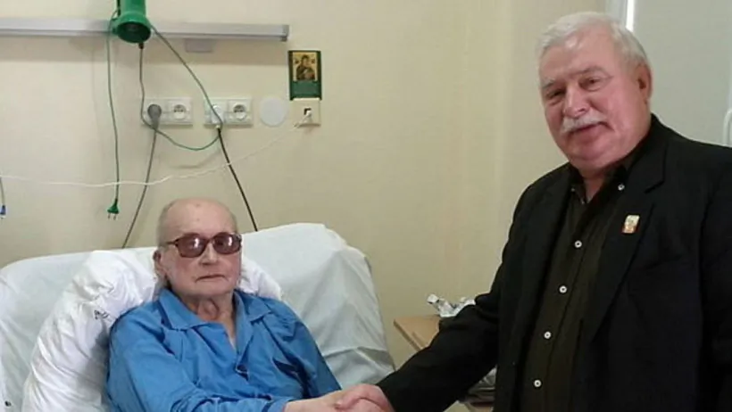 Валенса наведвае Ярузэльскага ў лякарні.jpg