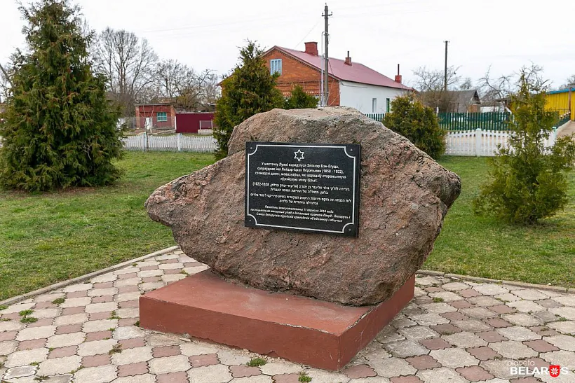 Miemaryjaĺny kamień Eliezeru-Icchaku Piereĺmanu ŭ Lužkach Miemaryjaĺny kamień Eliezeru-Icchaku Piereĺmanu ŭ Lužkach