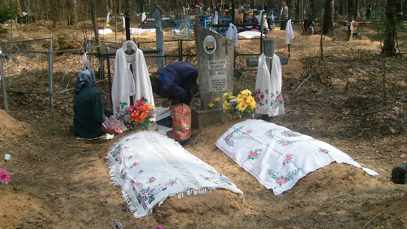 Mohilki zascielienyja bielym abrusam na Radaŭnicu Mohilki zascielienyja bielym abrusam na Radaŭnicu