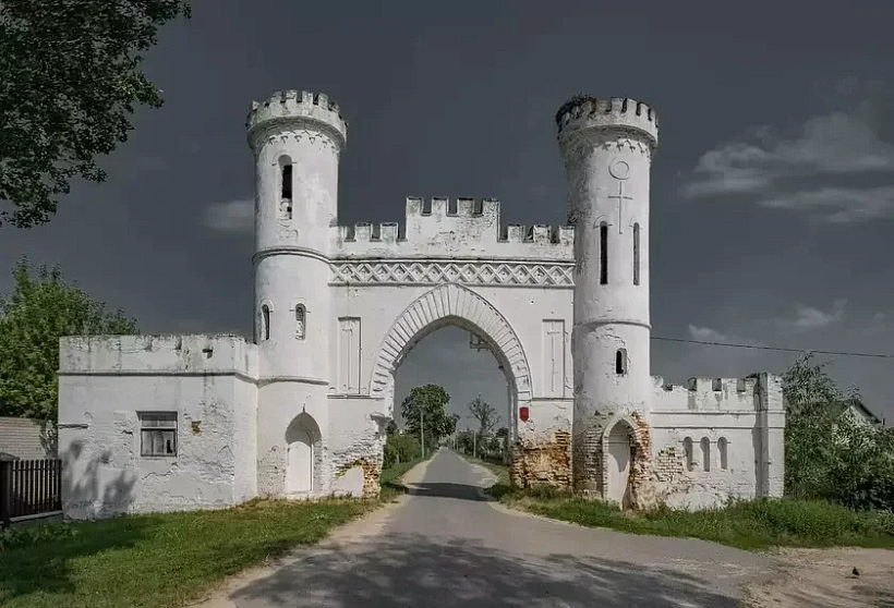 Paŭnočnaja brama siadziby Pusloŭskich u Pieskach