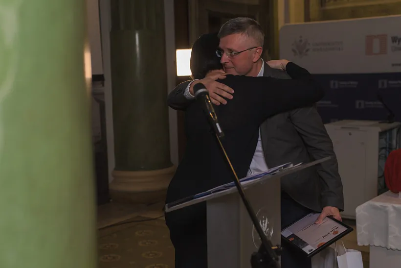 Siarhiej Ablamiejka, laŭreat Premii Hiedrojcia-2022, atrymaŭvaje ŭznaharodu ad Sviatlany Kurs