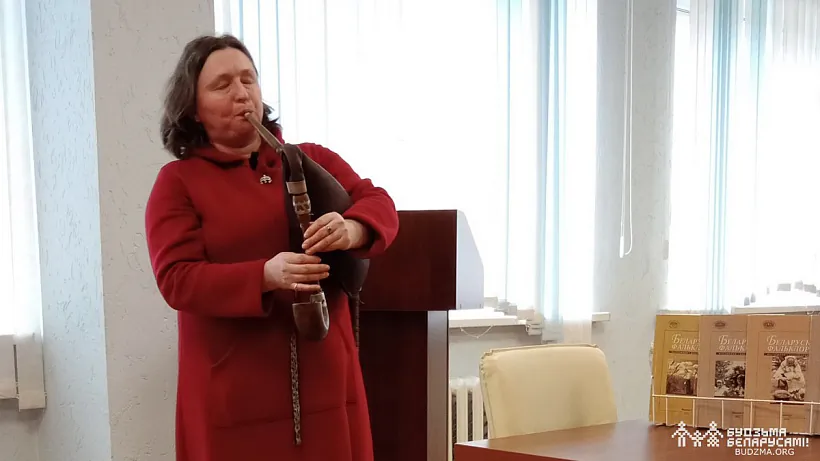 13 Кацярына Радзівілава грае на дудзе.jpg 13 Кацярына Радзівілава грае на дудзе.jpg