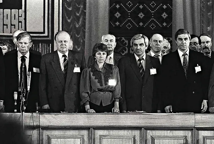 U prezidyŭmie Pieršaha zjezda (zlieva naprava) Vasiĺ Bykaŭ, Stanislaŭ šuškievič, Hanna Surmač U prezidyŭmie Pieršaha zjezda (zlieva naprava) Vasiĺ Bykaŭ, Stanislaŭ šuškievič, Hanna Surmač