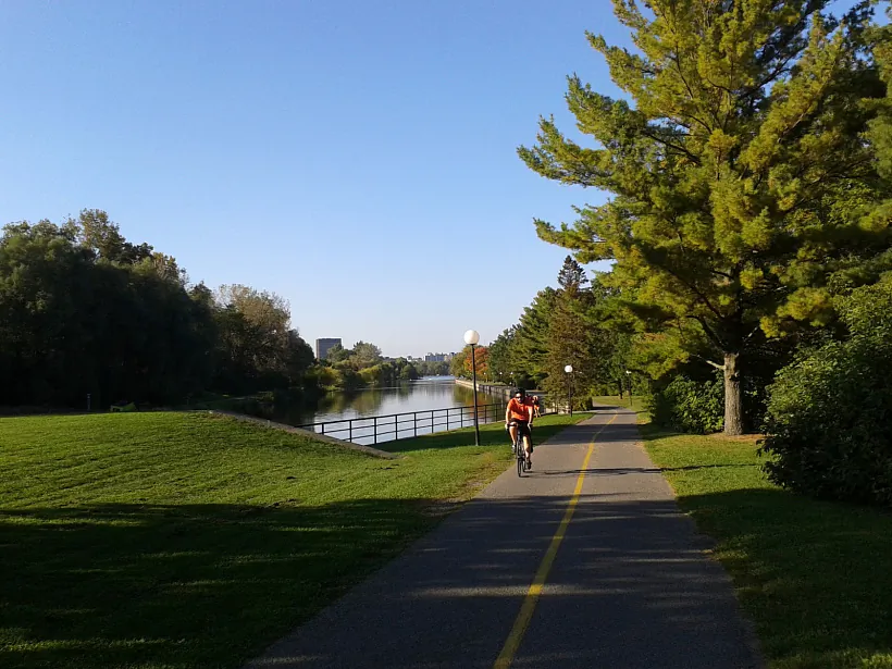 Праз кампус цячэ канал і рака - гэта ўлюбёныя месцы адпачынку студэнтаў.jpg