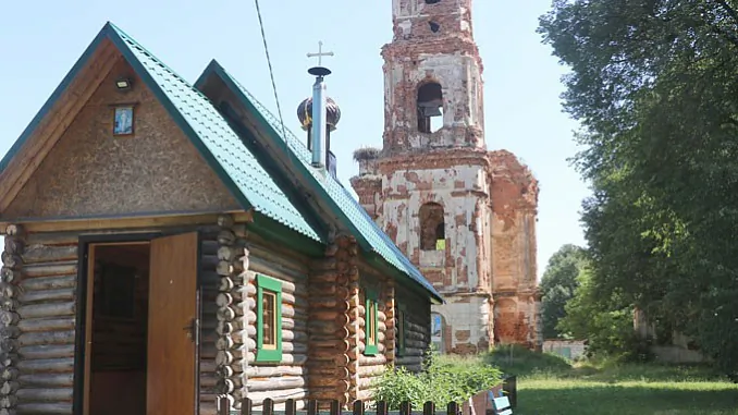 Vyhliad draŭlianaha chrama na fonie Sviata-Anufryjeŭskaj carkvy Vyhliad draŭlianaha chrama na fonie Sviata-Anufryjeŭskaj carkvy