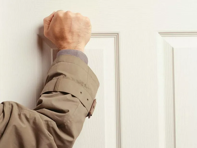 Man-knocking-on-door.jpg Man-knocking-on-door.jpg