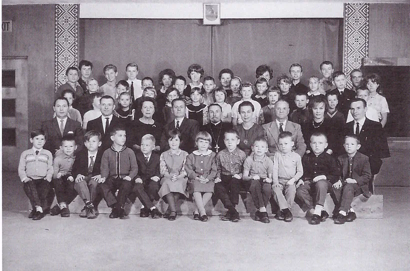 Vučni i nastaŭniki bielaruskaj školki ŭ Kliŭliendzie. 1960-ja hh.