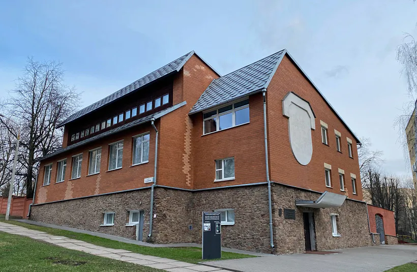 Memorial_Museum-Workshop_of_Zair_Isakavič_Azhur_03.jpg Memorial_Museum-Workshop_of_Zair_Isakavič_Azhur_03.jpg