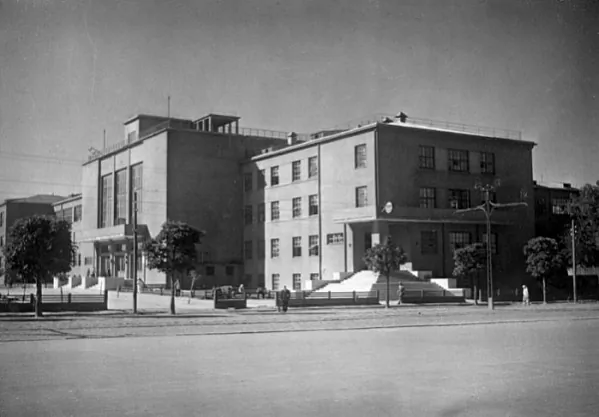 Галоўны_корпус_БДУ._Від_з_боку_Дома_ўрада,_1930-я.jpg Галоўны_корпус_БДУ._Від_з_боку_Дома_ўрада,_1930-я.jpg