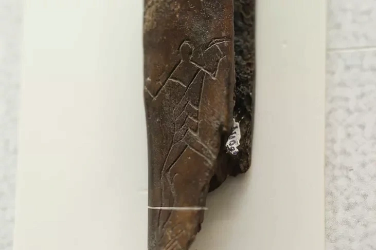 Kostka z hrafici «paliaŭničy z siakieraj» Kostka z hrafici «paliaŭničy z siakieraj»