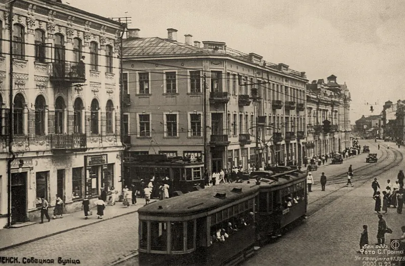 Dachodnyja damy na skryžavanni vulic Savieckaj (pr-t Niezaliežnasci) i Valadarskaha, 1930-ja hh. Dachodnyja damy na skryžavanni vulic Savieckaj (pr-t Niezaliežnasci) i Valadarskaha, 1930-ja hh.
