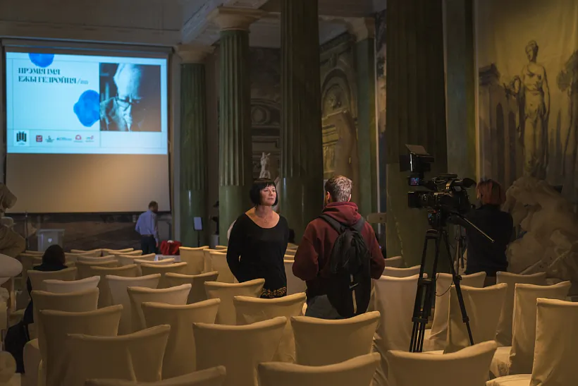 Sviatlana Kurs daje intervju na cyrymonii Premii Hiedrojcia-2022