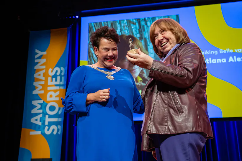 Mer horada Utrechta Šaron Dejksma ŭručaje ŭznaharodu Sviatlanie Alieksijevič Mer horada Utrechta Šaron Dejksma ŭručaje ŭznaharodu Sviatlanie Alieksijevič