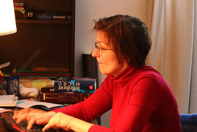 Галіна Туміловіч за працай дома.jpg