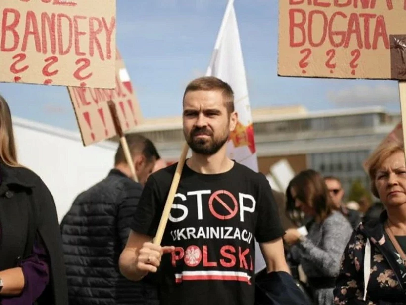 Udzieĺnik mitynha ŭ majcy z nadpisam «Stop ukrainizacyi Poĺščy»