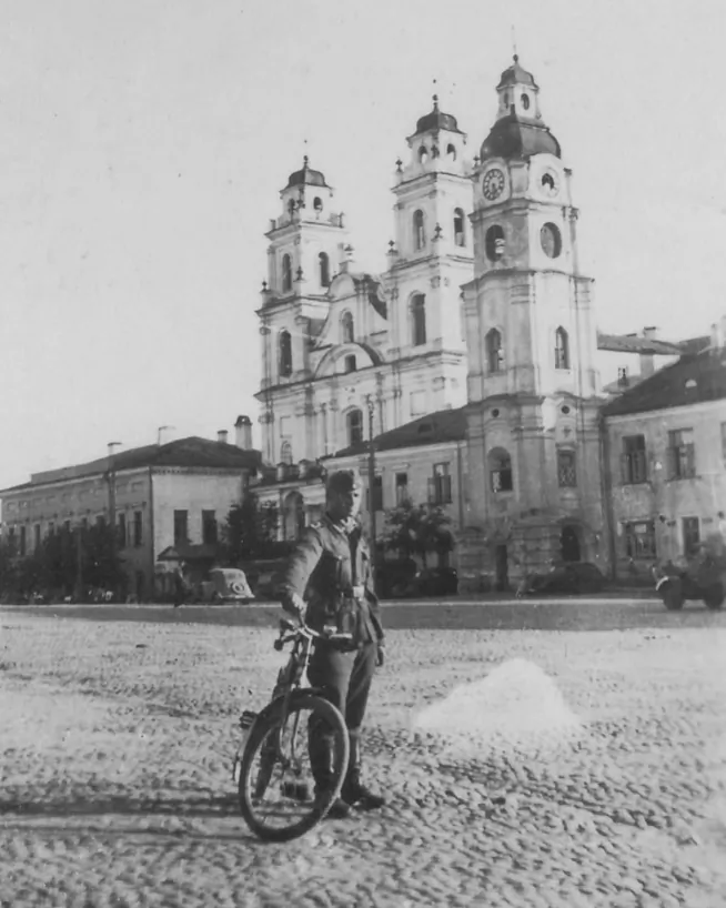 Niamiecki vajskoviec z rovaram pierad byłoj jezuickaj škołaj, kasciołam Imia Dzievy Maryi i kalehiumam jezuitaŭ Niamiecki vajskoviec z rovaram pierad byłoj jezuickaj škołaj, kasciołam Imia Dzievy Maryi i kalehiumam jezuitaŭ