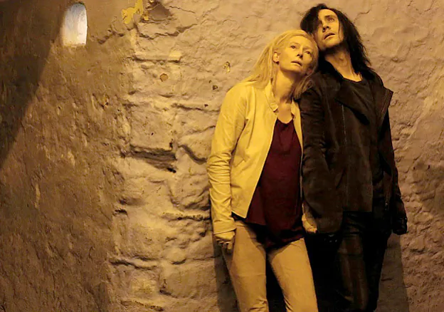 Kadr z fiĺma Džyma Džarmuša «Vyžyvuć toĺki kachanki»