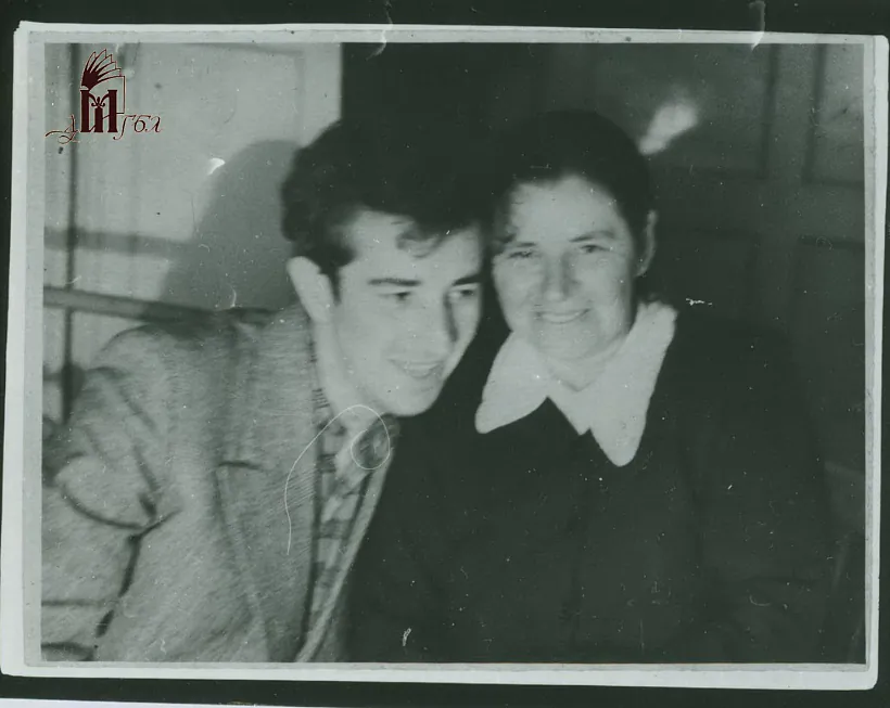 Барадулін з маці.jpg