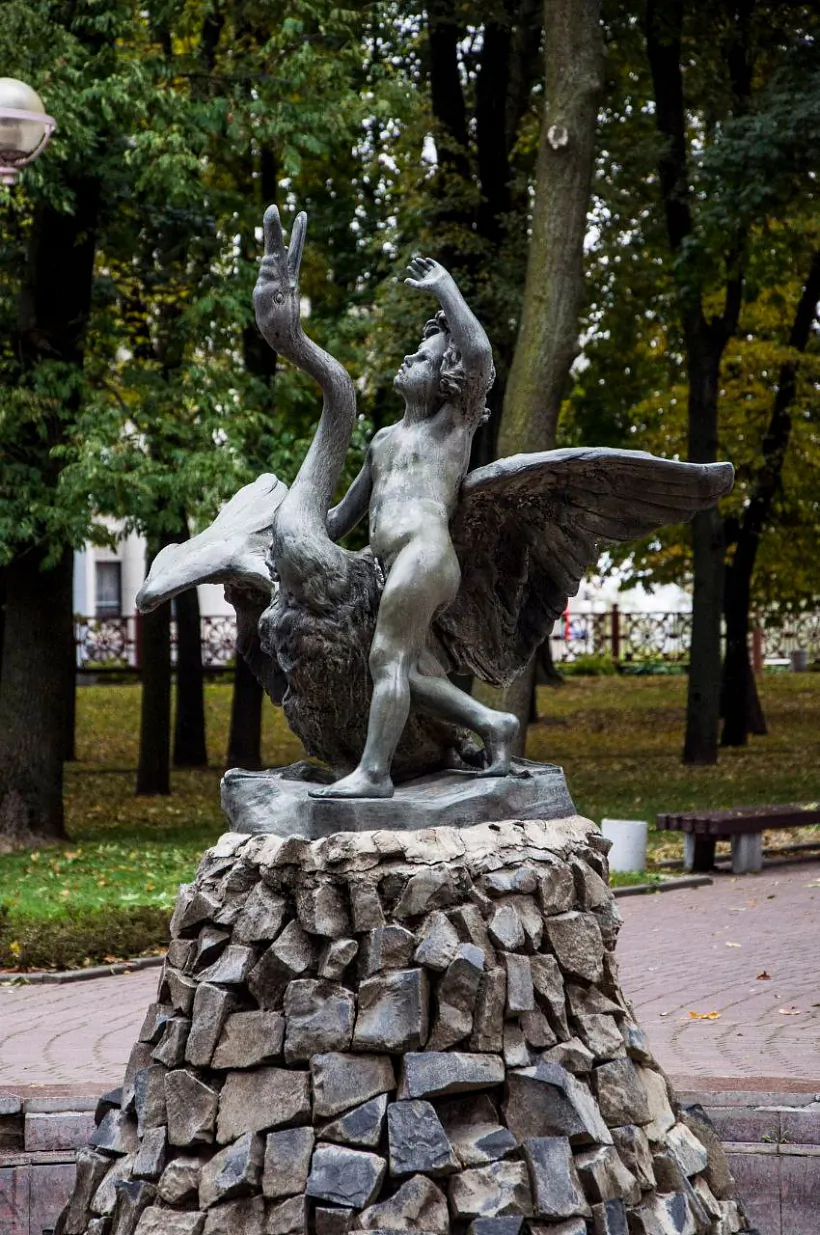 Chłopčyk z lebiedziem u Varšavie