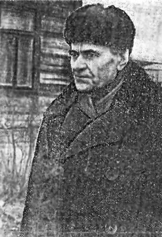 Антон Сокал-Кутылоўскі ля сваёй хаты ў Ганцавічах.jpg