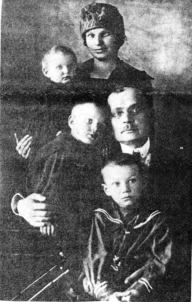 Vanda_Lavickaja_family.jpg Vanda_Lavickaja_family.jpg
