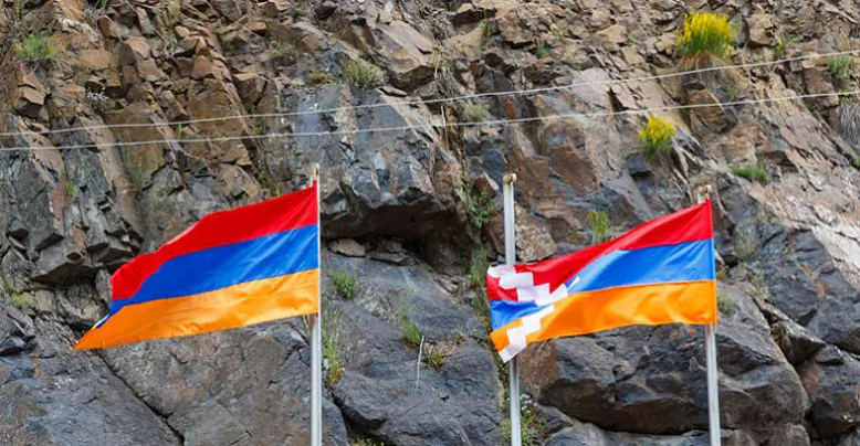 Сцяг Арцаха (справа) быў амаль копіяй армянскага (злева).jpg