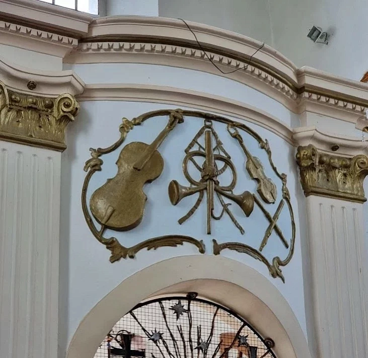 Vyjavy muzyčnych instrumientaŭ unutry baročnaha kasciola ŭ Hiermanavičach